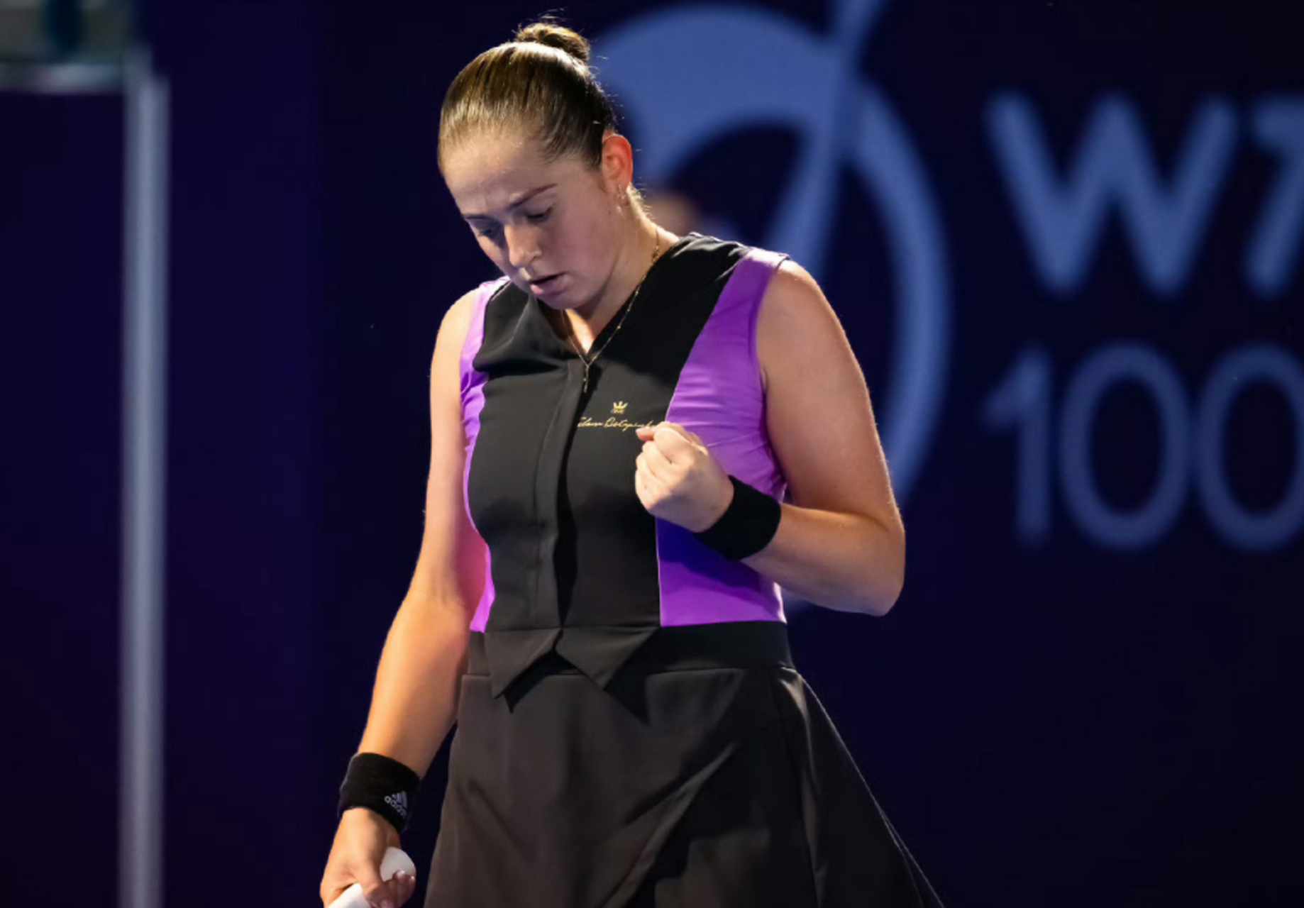 九游体育-阿扎伦卡回归赛场,逆转首场状态亮眼,独行侠观众沸腾!的简单介绍